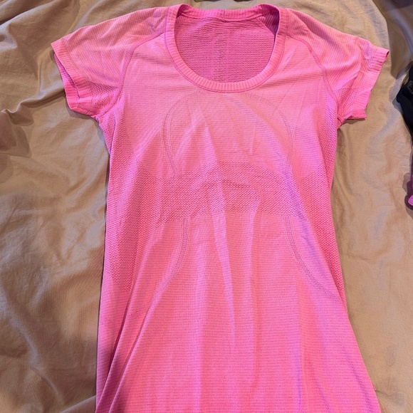 Lululemon Pink Tee Size 4 - Picture 1 of 2